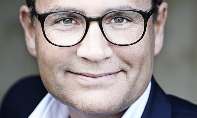 Erhvervsministeren udfordres