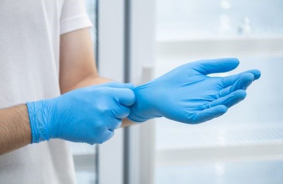 Genbrugelige handsker skal sænke hospitalernes klimaaftryk